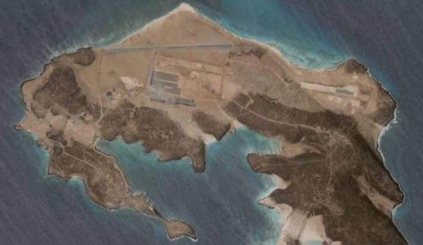 عقب استهداف صاروخي.. انفجارات تهز قاعدة أمريكية إماراتية في جزيرة زقر
